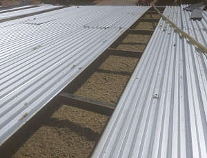 Zateplení stropu haly pomocí foukané izolace